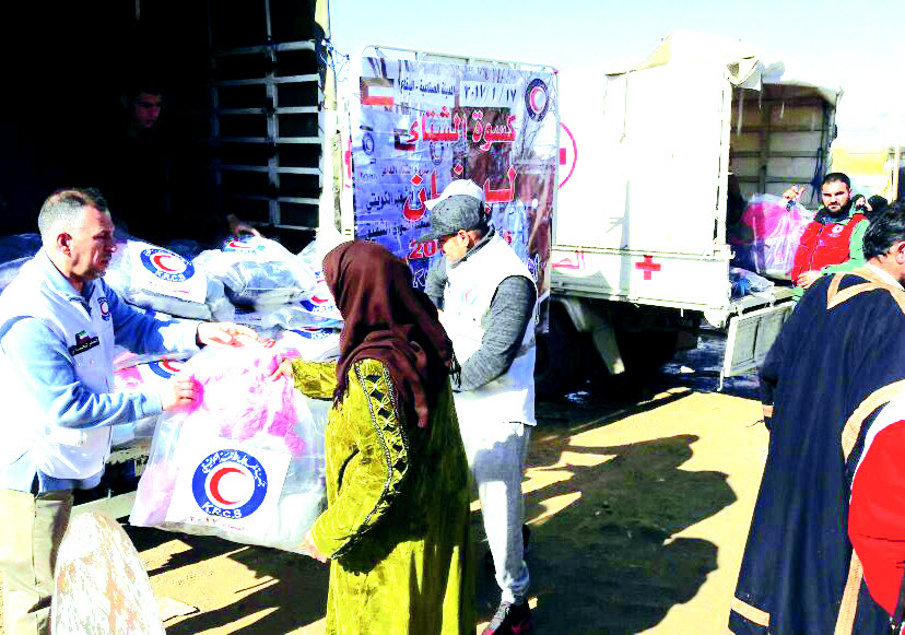 الهلال الأحمر الكويتي تواصل توزيع مساعدات إنسانية على أسر سورية نازحة شرق لبنان 